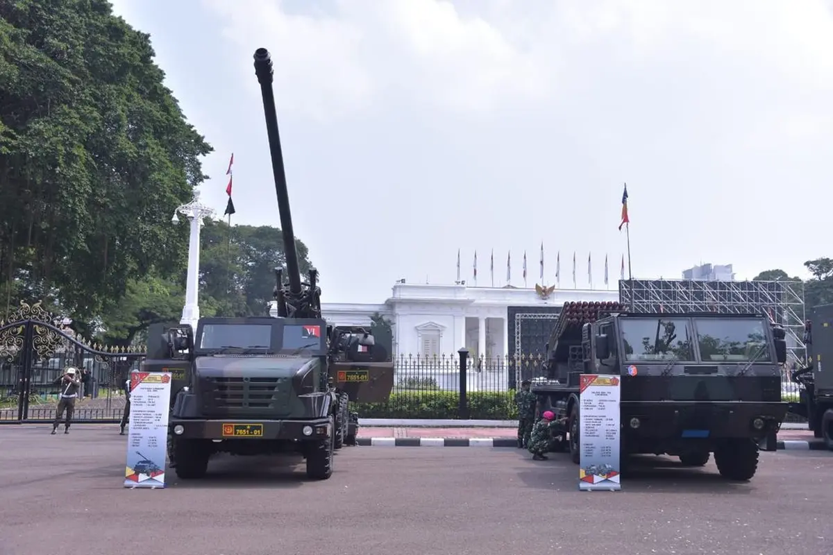 112 Alutsista digelar di depan Istana Merdeka Jakarta dalam rangka HUT ke-76 TNI