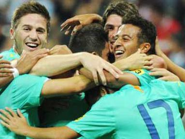 Gelandang Barcelona asal Brasil, Thiago (kanan) merayakan gol bersama rekan-rekannya pada partai final Audi Cup 2011 melawan Bayern Muenchen di Allianz Arena, Munich, 27 Juli 2011. AFP PHOTO/CHRISTOF STACHE