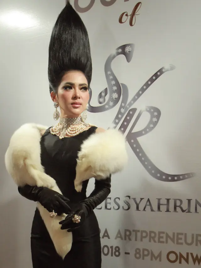 Gaun Heboh Syahrini di Panggung