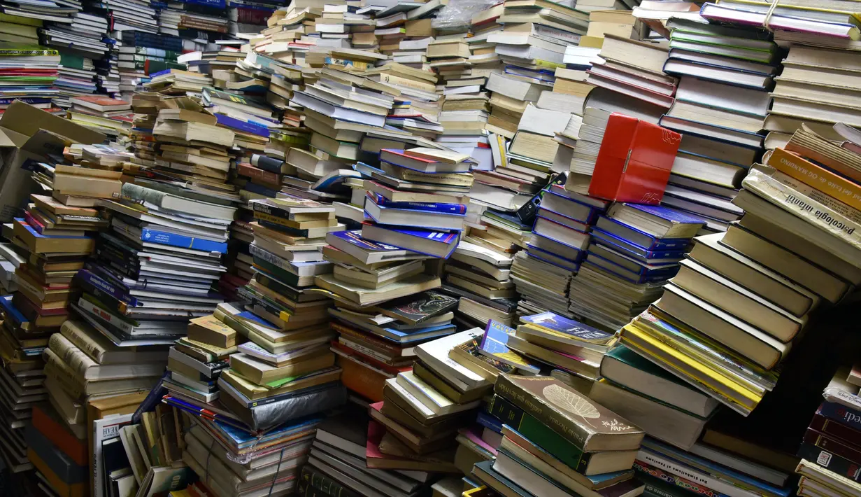 Tumpukan buku yang dikumpulkan Jose Alberto Gutierrez di perpustakaan rumahnya di Bogota, 18 Mei 2017. Setiap menemukan buku yang dibuang, pria yang dijuluki The Lord of the Books itu akan memungutnya untuk dibawa ke rumahnya. (GUILLERMO LEGARIA/AFP)