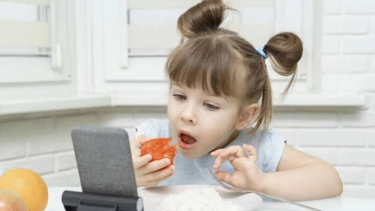 7 Tips Agar Anak Pelan-Pelan Bisa Fokus Makan Tanpa Main Gadget (photo by freepik.com)