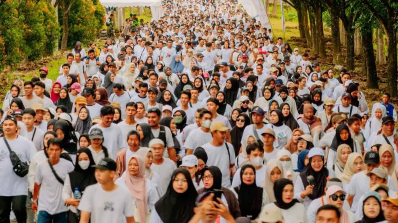 Sekitar 30 ribu peserta dari berbagai daerah mengikuti kegiatan jalan santai dalam rangka Batulicin Festival (Batfest) 2025 di Batulicin, Kabupaten Tanah Bumbu, Kalimantan Selatan, Minggu (28/12) (Istimewa)