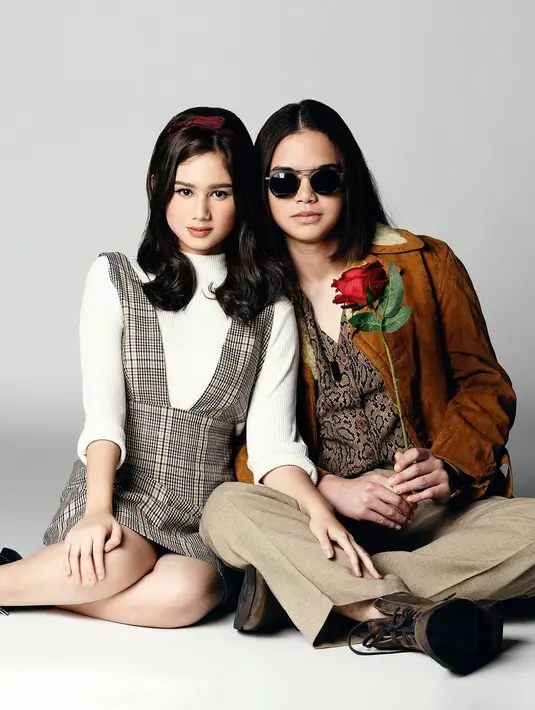 Mengusung tema vintage nostalgia, Dul Jaelani dan Tissa Biani tampil dalam outfit yang membawa kita kembali ke era klasik. Tissa mengenakan turtleneck putih yang timeless, dipadukan dengan plaid mini dress, memberikan sentuhan manis nan feminin.  Dul menampilkan gaya retro dengan jaket coklat dan top bermotif ular, menciptakan perpaduan yang unik antara klasik dan edgy. [@tissabiani].