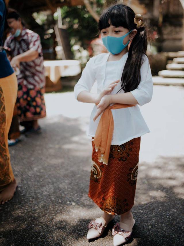 6 Potret Arsy Hermansyah Liburan di Bali, Gayanya Bikin Gemas