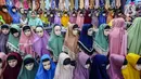 Ragam busana muslim dipajang di salah satu toko pakaian wanita di Pasar Cipulir, Jakarta Selatan, Rabu (6/3/2024). (Liputan6.com/Angga Yuniar)