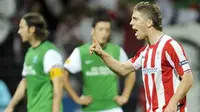 Selebrasi striker muda Athletic Bilbao, Iker Muniain (kanan) seusai mencetak gol ke gawang Werder Bremen di ajang UEFA Europa League yang digelar di Weser-stadion, 1 Oktober 2009. AFP PHOTO DDP / DAVID HECKER