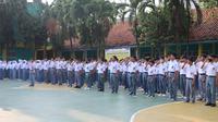 Pelaksanaan Apel serentak ini dilakukan di 33 Sekolah yang terdiri dari 6 SMP, 18 SMK, 6 SMA dan 3 Madrasah yang ada dikota Tangerang. (Foto:Liputan6/Pramita&nbsp;Tristiawati)