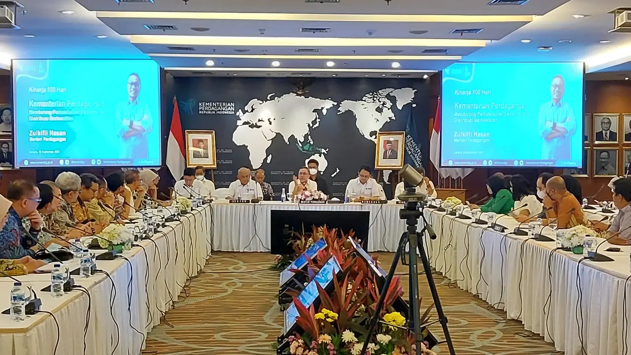Menteri Perdagangan Zulkifli Hasan memaparkan 100 hari masa kerjanya