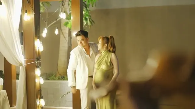 Dikaruniai Anak Kembar, Ini 6 Potret Guntur Triyoga Jadi Suami Siaga untuk Sang Istri