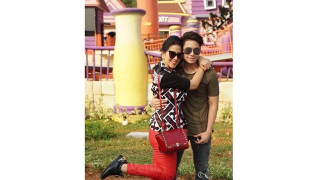 5 Potret Kedekatan Venna Melinda Dengan Putranya Athalla Naufal, Mesra Banget