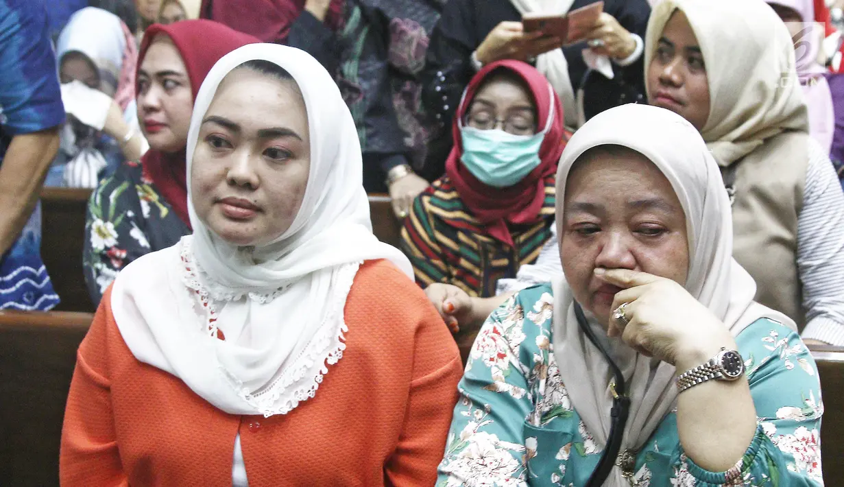 Istri mantan Wali Kota Kendari Asrun dan istri Wali Kota nonaktif Kendari Adriatma Dwi Putra saat menjalani sidang vonis di Pengadilan Tipikor, Jakarta, Rabu (31/10). Asrun dan Adriatma divonis 5 tahun 6 bulan penjara. (Liputan6.com/Herman Zakharia)