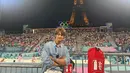 Salah satu unggahan, Minho membagikan dirinya yang sedang menonton cabor bola voli pantai. Ia tampak menikmati pertandingan dengan pemandangan Menara Eiffel yang indah di malam hari. Tak sendiri, rupanya Minho bertolak ke Paris bersama aktor Lee Dong Wook dan pemain bola voli Kim Yeon Kyung. Ketiganya terlihat di bandara Paris dalam perjalanan untuk menghadiri pertandingan musim panas tersebut. (Liputan6.com/IG/@choiminho_1209)