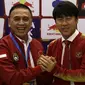 Pelatih baru Timnas Indonesia, Shin Tae-yong, bersama Muhammad Iriawan saat diperkenalkan kepada publik pada jumpa pers di Stadion Pakansari, Bogor, Sabtu (28/12). Dirinya dikontrak selama empat tahun oleh PSSI. (Bola.com/Vitalis Yogi Trisna)