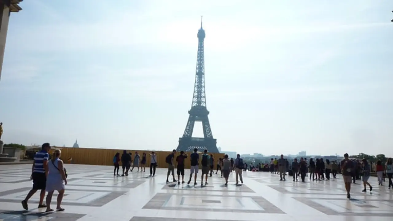 Ilustrasi Menara Eiffel