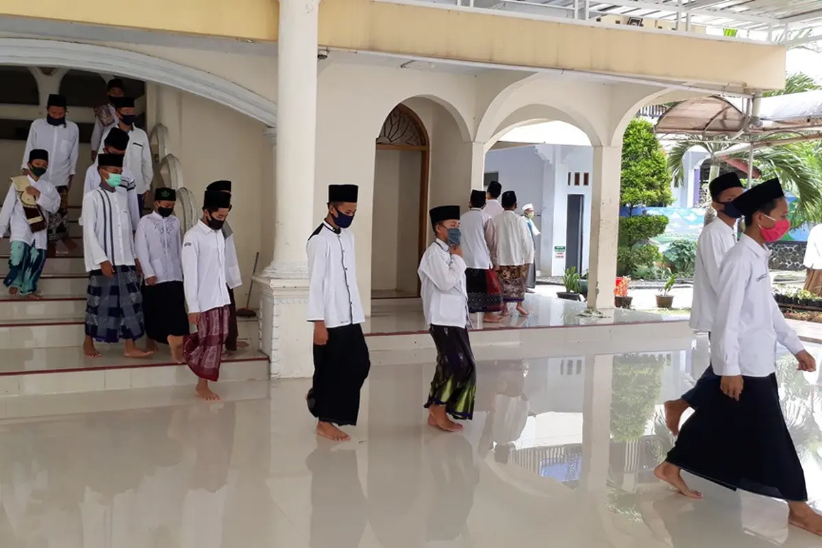Ilustrasi - Sejumlah santri di Pondok Pesantren Elbayan, Cilacap, keluar dari masjid usai salat Jumat. (Foto: Liputan6.com/Muhamad Ridlo)