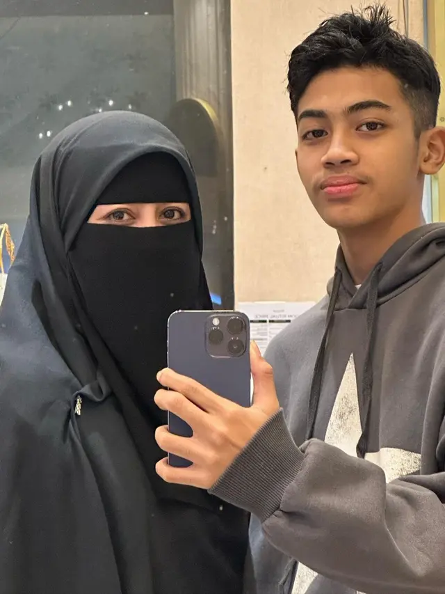 Potret Umi Pipik Antarkan Putra Bungsu Potong Rambut, Attaya Bilal Makin Ganteng dengan Model Rambut Baru