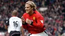 Diego Forlan. Striker Uruguay yang kini berusia 42 tahun dan pensiun bersama Kitchee Agustus 2009 ini terlebih dahulu berseragam Manchester United selama 3 musim, 2001/2002 hingga 2003/2004. Ia total tampil dalam 97 laga di semua ajang dengan torehan 17 gol dan 9 assist. (AFP/Paul Barker)