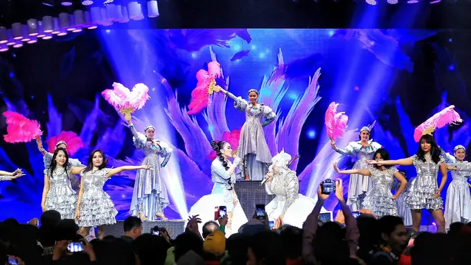 [Bintang] Syahrini dan Melly Goeslaw