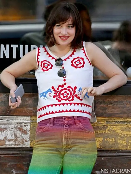 Belum lama ini, Dakota pun yang bermain dalam film Fifty Shades of Grey tidak malu untuk menampilkan bagian intim tubuhnya. (Instagram/officialdakotajohnson)