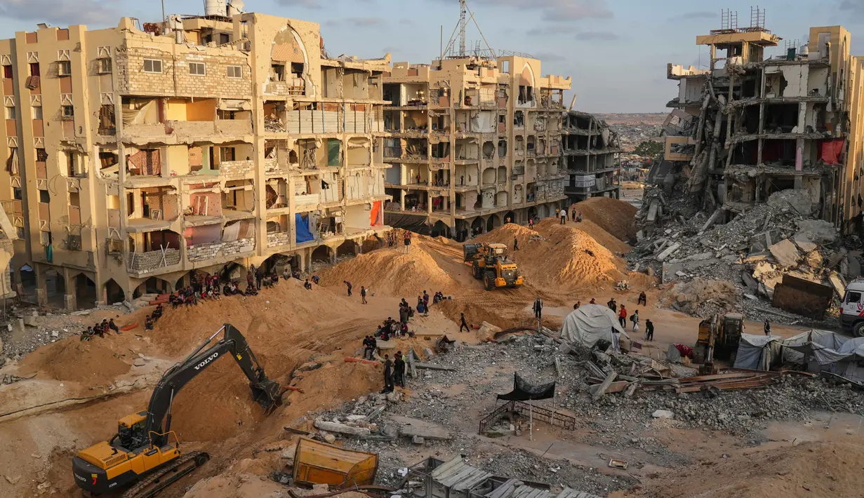 Proses pencarian jenazah ini bagian dari perjanjian gencatan senjata yang dimediasi oleh Amerika Serikat, yang mewajibkan Hamas mengembalikan seluruh sandera yang tewas. (AP Photo/Jehad Alshrafi)
