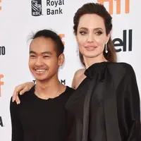 Tak ketinggalan, Angelina Jolie pun dikabarkan miliki hubungan yang sangat kuat dengan Maddox usai bercerai dari Brad Pitt. (POPSUGAR Australia)