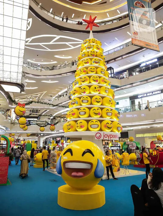 Dekorasi Natal menghiasi mal di daerah Kemang, Jakarta, Senin (16/12/2019). Sejumlah pusat perbelanjaan, restoran, kafe, dan pusat hiburan lainnya di Jakarta berlomba-lomba membuat dekorasi Natal untuk memikat pengunjung. (Liputan6.com/Faizal Fanani)