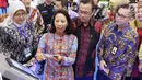 Menteri BUMN Rini Sumarno  mengunjungi salah satu stand pada acara KAI Travel Fair 2017 di JCC, Senayan, Jakarta, Sabtu (29/7). Berbagai tiket kereta api segala jurusan dengan harga jauh lebih murah ditawarkan di acara tersebut (Liputan6.com/Angga Yuniar)