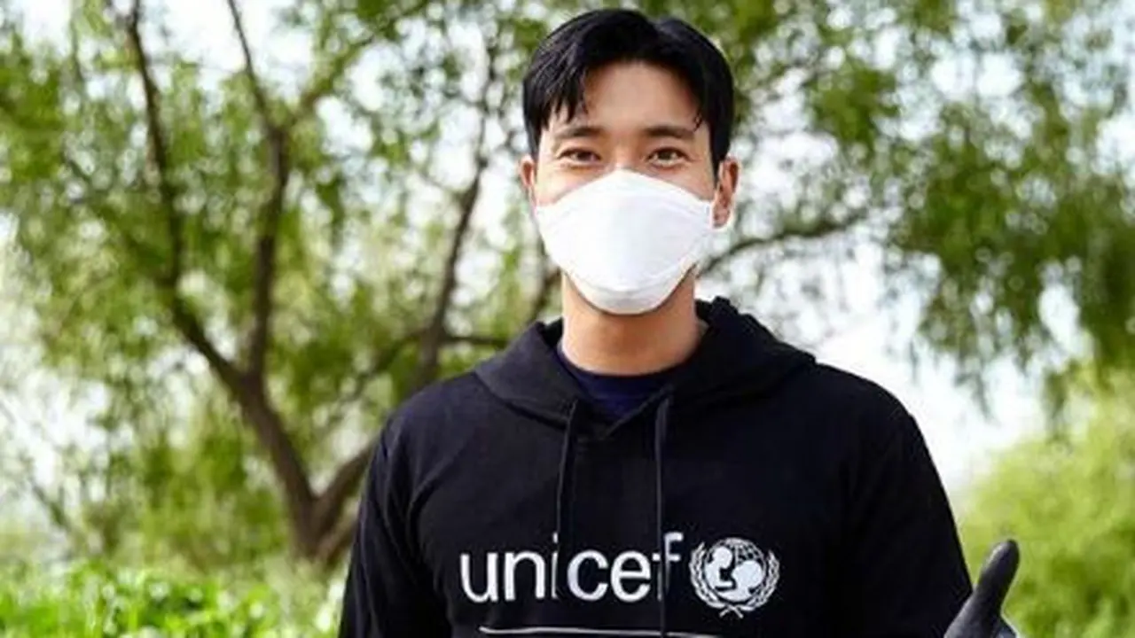 Hari Bumi 2021, Siwon Super Junior Ikut Tantangan Pungut Sampah di Jalanan