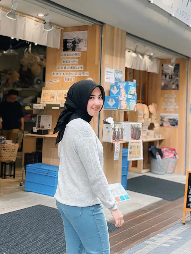 Potret Salmania yang diisukan dekat dengan Teuku Ryan (Sumber: Instagram/@salmaniia.f)