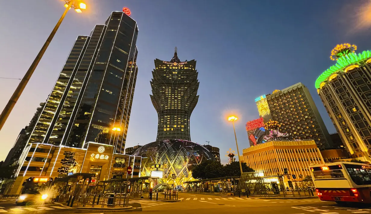 Grand Lisboa (tengah) ditutup di Makau, Senin (11/7/2022). Pihak berwenang Makau telah memerintahkan bisnis yang tidak penting, yang mencakup lebih dari 30 kasino, untuk ditutup selama seminggu akibat ledakan kasus Covid-19 yang menyebar di pusat judi terbesar dunia itu.  (AP Photo/Kong)