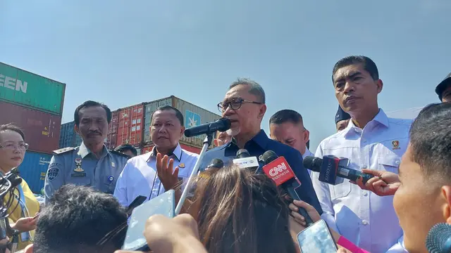 Menteri Perdagangan Zulkifli Hasan kembali mengungkap hasil penindakan Satuan Tugas (Satgas) Pengawasan Barang Impor Ilegal senilai Rp 46 miliar. (Arief/Liputan6.com)