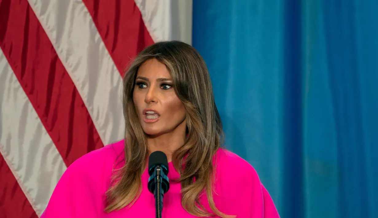 Ibu Negara AS, Melania Trump mencuri atensi ketika berpidato dalam acara PBB di New York, Rabu (20/9). Melania Trump memilih gaun pink neon rancangan Delpozo yang dirancang dengan bagian lengan bervolume. (AP Photo/Craig Ruttle)