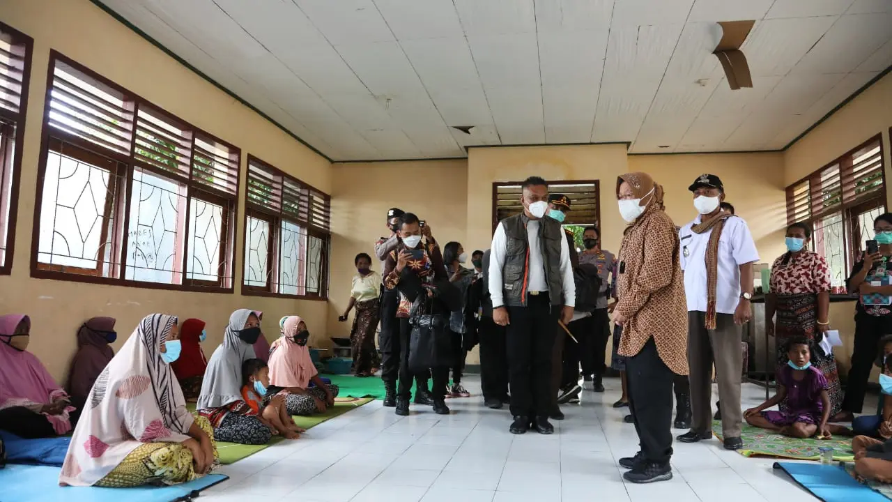 Menteri Sosial Tri Rismaharini mengunjungi pengungsi bencana banjir bandang di Nusa Tenggara Timur (NTT), Kamis (8/4/2021). (Dok Kemsos)