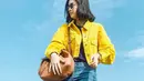 Perempuan yang memiliki nama panggilan Dilla memang sangat memerhatikan fashion. Gaya fashionnya yang keren ini selalu berhasil menyita perhatian. Warna kuning membuatnya terlihat lebih cerah dari biasanya. (Liputan6.com/IG/@faradillayoshi)