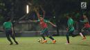 Pemain Timnas Indonesia U-19, Egy Maulana Vikri (kedua kiri) menggiring bola saat latihan perdana jelang laga melawan Jepang U-19 di Lapangan A Kompleks GBK, Jakarta, Kamis (22/3). Laga kedua tim digelar Minggu (25/3). (Liputan6.com/Helmi Fithriansyah)