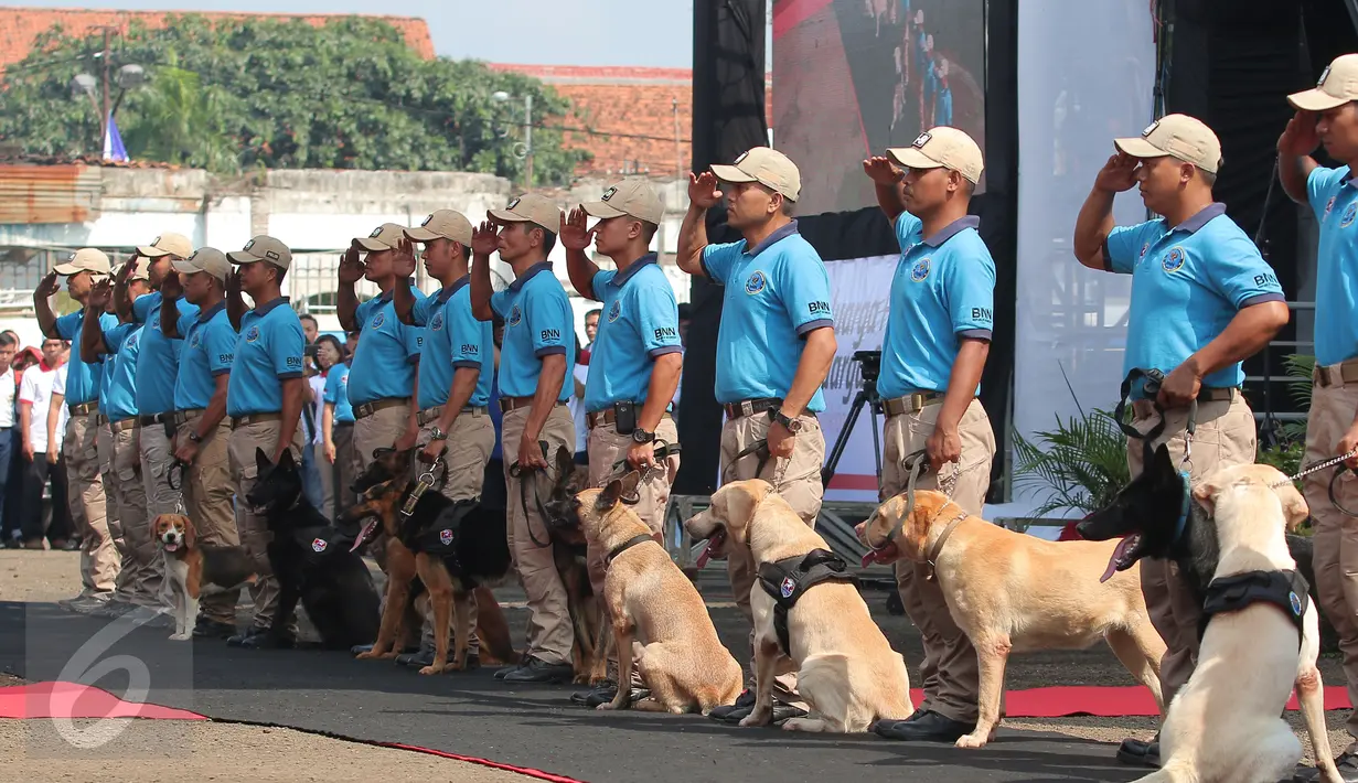 Petugas BNN memberi hormat saat mengikuti Hari Anti Narkotika Internasional (HANI),Jakarta, (26/06). Peringatan HANI merupakan wujud keprihatinan sekaligus kepedulian terhadap ancaman narkoba. (Liputan6.com/ Herman Zakharia)