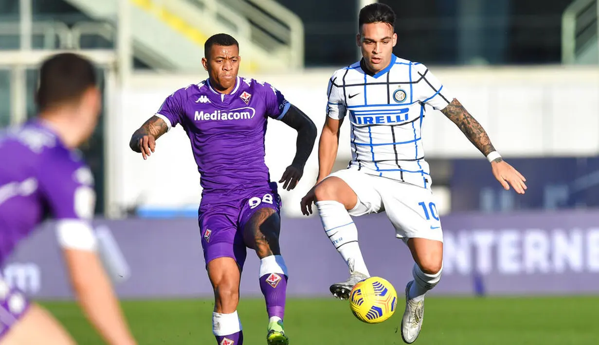 Striker Inter Milan, Lautaro Martinez, mengontrol bola saat melawan Fiorentina pada laga Coppa Italia di Stadion Artemio Franchi, Rabu (13/01/2021). Inter Milan menang dengan skor 2-1. (Jennifer Lorenzini/LaPresse via AP)