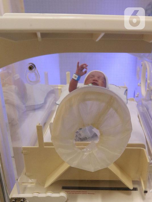 Kondisi bayi yang baru lahir di Rumah Sakit Ibu dan Anak Tambak, Jakarta, Kamis (20/2/2020). Bayi laki-laki yang belum diberi nama dari pasangan Khaidah Nurmayanti dan Agus Suseno itu lahir pada tanggal 20 bulan 02 tahun 2020 atau 20-02-2020. (Liputan6.com/Herman Zakharia)