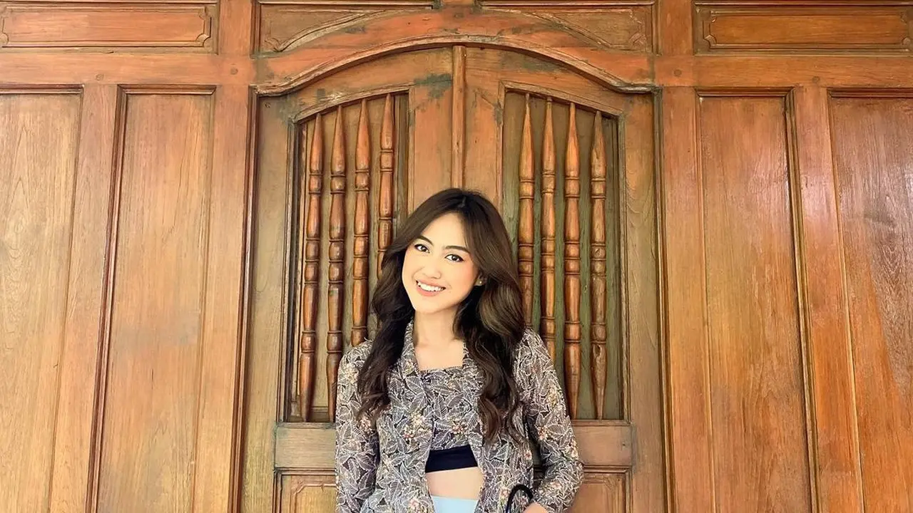 6 Gaya Sisca Eks JKT48 Tampil Anggun dan Stylish Kenakan Kebaya