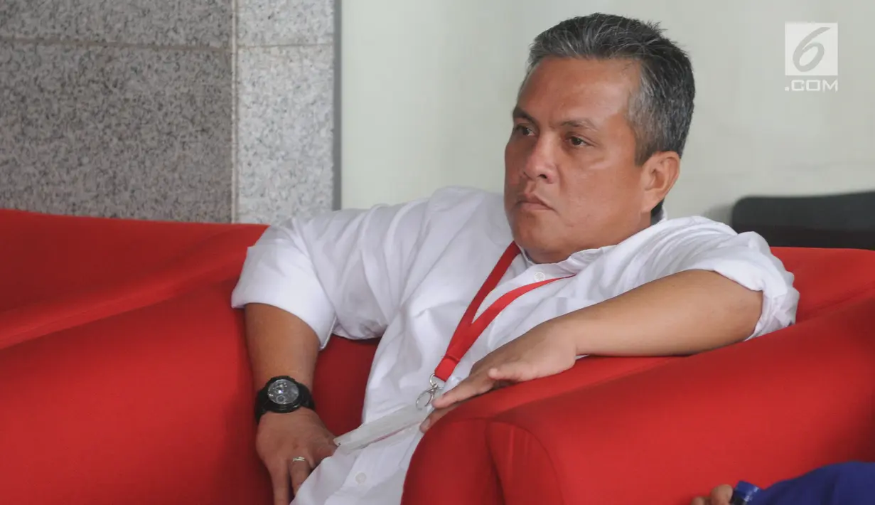 Ketua DPRD Kabupaten Labuhanbatu, Dahlan Bukhari berada di ruang tunggu untuk menjalani pemeriksaan di Gedung KPK, Jakarta, Rabu (21/11). Dahlan diperiksa dalam kasus suap terkait proyek di lingkungan Kabupaten Labuhanbatu. (Merdeka.com/Dwi Narwoko)