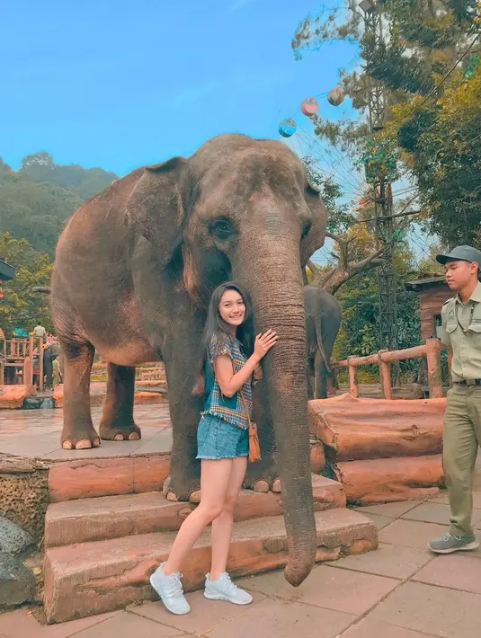 Selain liburan ke kebun binatang, ke Bali tentu akan kurang bila belum jalan-jalan ke pantai. Ia mengunjungi Pantai Melasti yang cukup populer bagi wisatawan. Dalam liburannya tersebut, ia tampil cantik dalam busana kasual. (Liputan6.com/IG/@fiolinatejaay)
