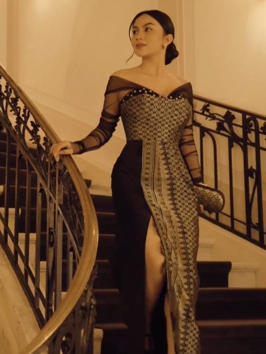 <p>Masih ada sebuah catatan menarik dari penampilan Ariel Tatum di runway Le Defile L'Oreal Paris di Paris Fashion Week Spring Summer 2023. Selain melenggang di catwalk, bintang film Sayap-sayap Patah menghadiri gala dinner yang digelar L'Oreal Paris. Penampilannya dalam jamuan makan malam tak kalah memukau berkat busana Tara Gemilang dari kain songket Aceh. (Foto: Dok. Instagram @didietmaulana)</p>