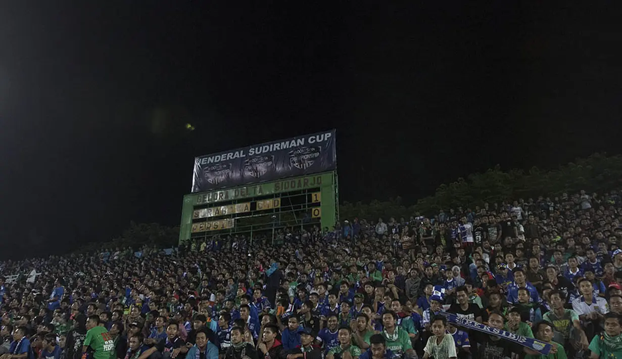 Warna hijau dan biru ciri khas Bonek dan Bobotoh membaur pada laga Piala Jenderal Sudirman di Gelora Delta Sidoarjo, Jawa Timur, Sabtu (21/11/2015). (Bola.com/Vitalis Yogi Trisna) 