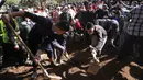Pekerja menutupi makam yang digali untuk Rayan Oram (5) saat pemakamannya di Desa Ighran, Provinsi Chefchaouen, Maroko, 7 Februari 2022. Rayan Oram meninggal setelah terjebak selama lima hari dalam sumur kering sedalam 32 meter. (AP Photo/Mosa'ab Elshamy)