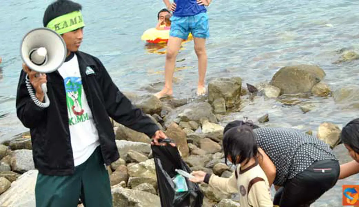 Citizen6, Palu: Peringati hari lingkungan hidup, mahasiswa dan warga memunguti sampah disekitar Pantai Talise, Palu, Sulawesi Tengah, minggu (5/6).  Kegiatan diprakarsai mahasiswa yang tergabung dalam organisasi KAMMI. (Pengirim: Lilasari)