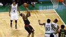 Pemain Atlanta Hawks, Jeff Teague, melakukan tembakan dua poin saat melawan Boston Celtics pada laga play off NBA di TD Garden, Sabtu (23/4/2016) WIB. (Reuters/David Butler II-USA TODAY Sports)