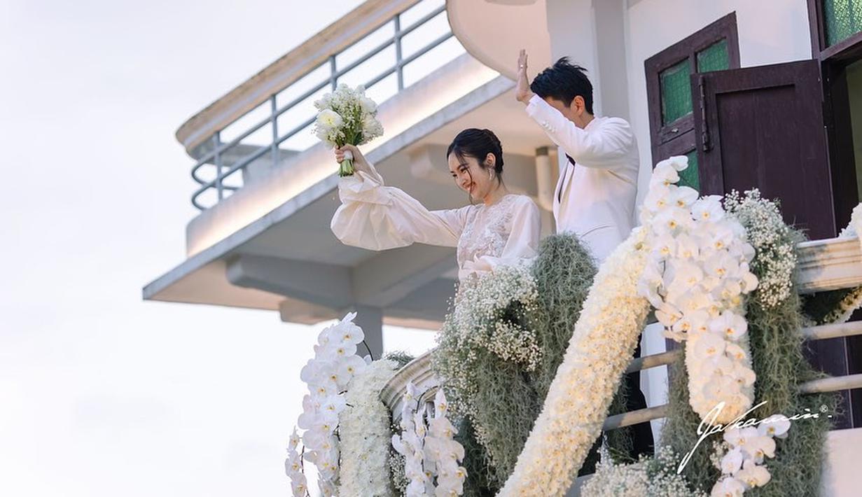 Model transgender Nong Poy turut merayakan pernikahannya dengan Oak Phakwa bersama keluarga terdekat [@poydtreechada]