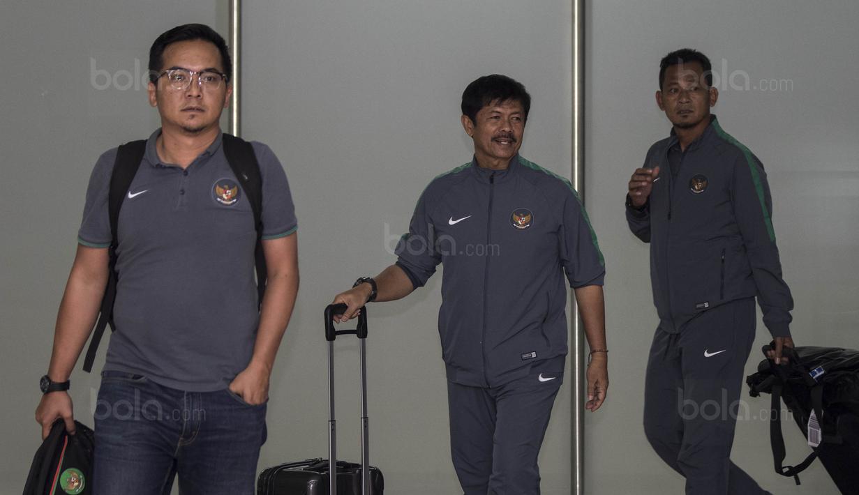 Pelatih Timnas Indonesia U-19, Indra Sjafri, tiba di Bandara Soetta, Tangerang, Rabu (20/9/2017). Timnas U-19 kembali ke tanah air setelah berhasil meraih peringkat ketiga Piala AFF U-18. (Bola.com/Vitalis Yogi Trisna)