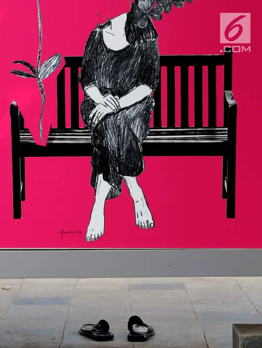 Salah satu karya seni dari 10 seniman perempuan Indonesia terpasang di Halte bus Gelora Bung Karno, Jakarta, Selasa (27/8/2019). Perempuan Bicara Seni karya 10 seniman perempuan Indonesia ditampilkan dalam Jakarta Art Week 2019 yang berlangsung hingga 15 September. (Liputan6.com/Helmi Fithriansyah)