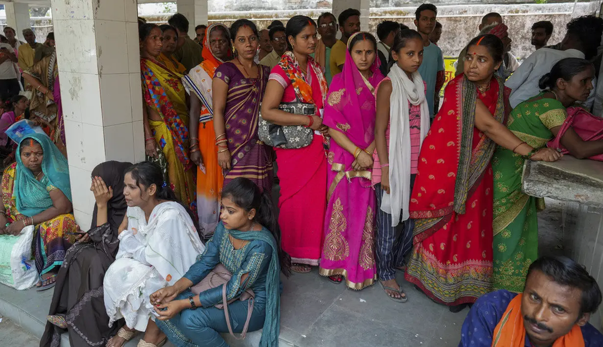 <p>Di Negara Bagian Uttar Pradesh, 119 orang telah meninggal karena penyakit terkait panas selama beberapa hari terakhir. Sementara Negara Bagian Bihar melaporkan 47 kematian. (AP Photo/Rajesh Kumar Singh)</p>
